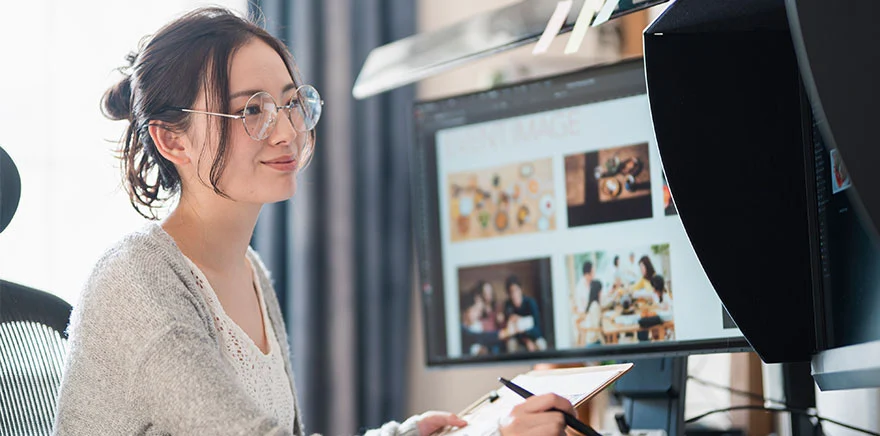 パソコンを見ながらHPを確認している女性